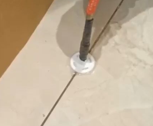 鄄城瓷砖空鼓维修公司专业解答瓷砖在铺贴过程中，如果没有涂抹均匀到位的粘结材料（如水泥砂浆或瓷砖胶），可能会导致以下问题