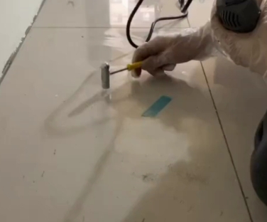 鄄城瓷砖开裂维修公司专业分享瓷砖在铺贴前如果没有沥干水分，将会导致以下问题